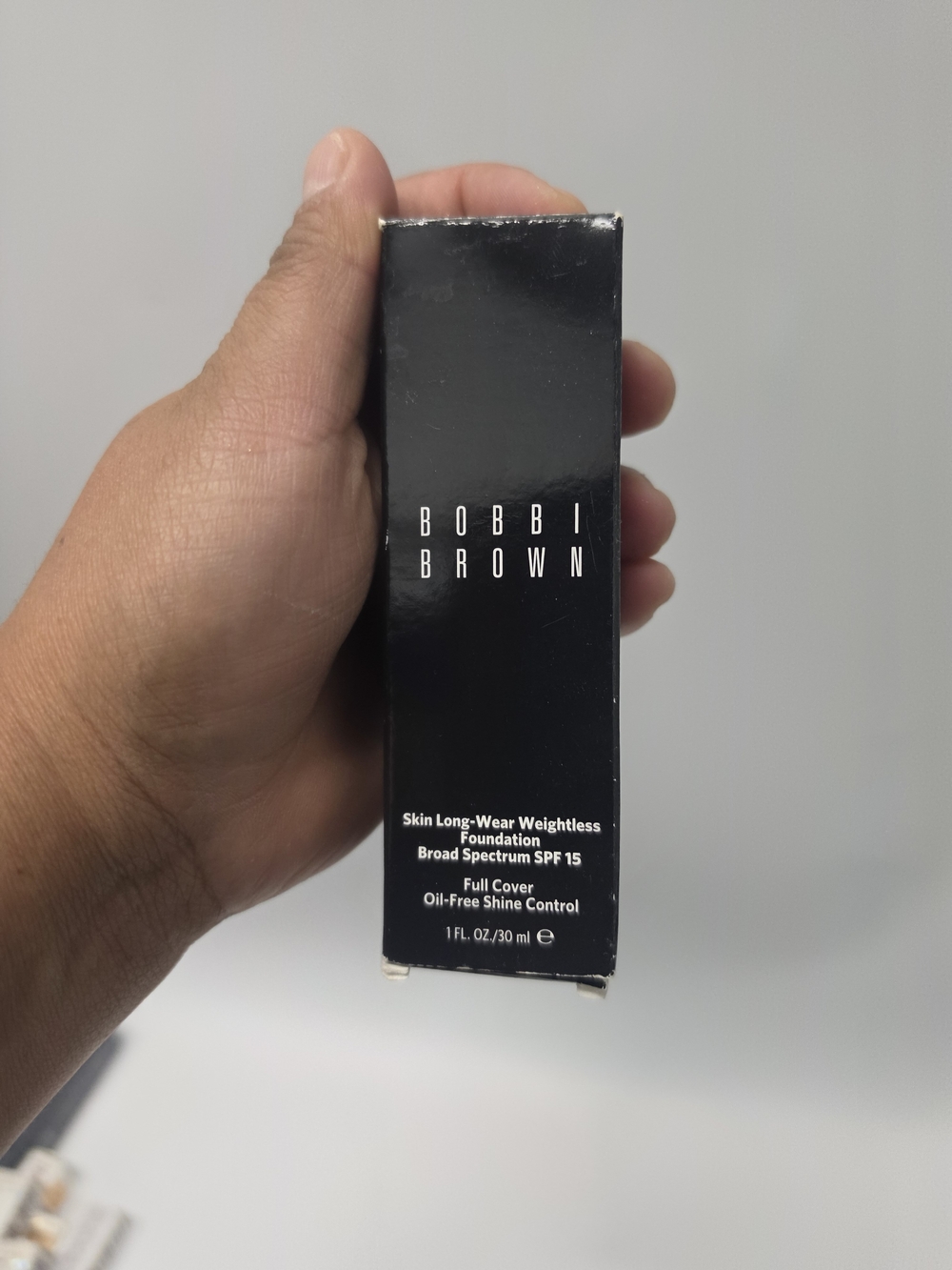 Bobbi Brown Skin Long-Wear Weightless Foundation - Black Packaging